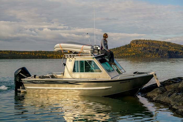 Kielyn sits on a boat on Season 7 of Alone in the Arctic.