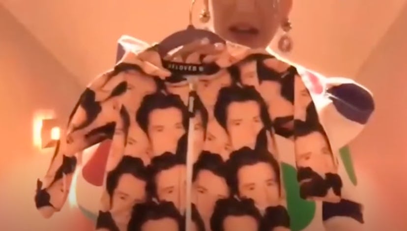 Katy Perry's baby has a onesie with Orlando Bloom's face all over it, OMG.
