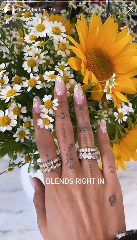 Bieber's daisy-inspired nails were a refreshing summer touch that matched her bouquet of flowers.