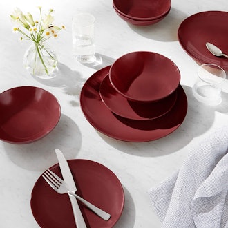 AmazonBasics Dinnerware Set (18-Piece Set)