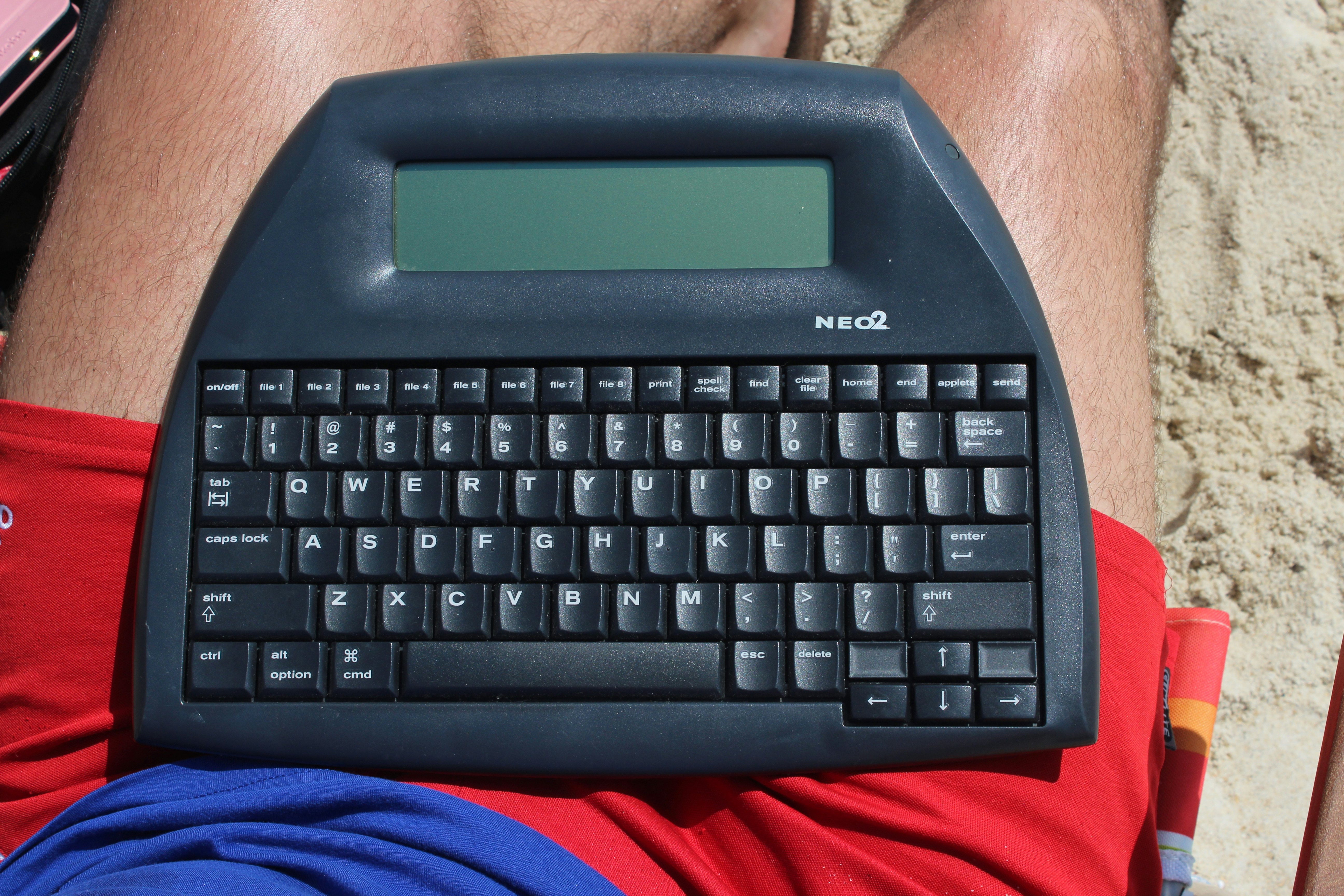 ALPHASMART NEO 2 PORTABLE WORD PROCESSOR WITH  USB CABLE/3 AAA BATTERY INCLUDED. 