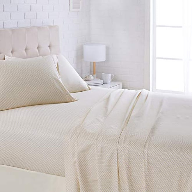  AmazonBasics Lightweight Super Soft Easy Care Microfiber Sheet Set with 16" Deep Pockets 