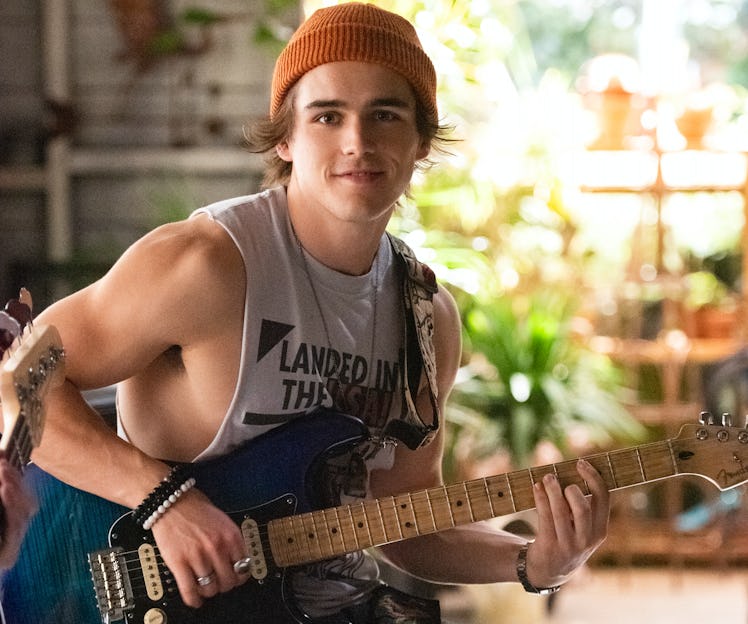 JULIE AND THE PHANTOMS (L to R) CHARLIE GILLESPIE as LUKE in episode 103 of JULIE AND THE PHANTOMS C...