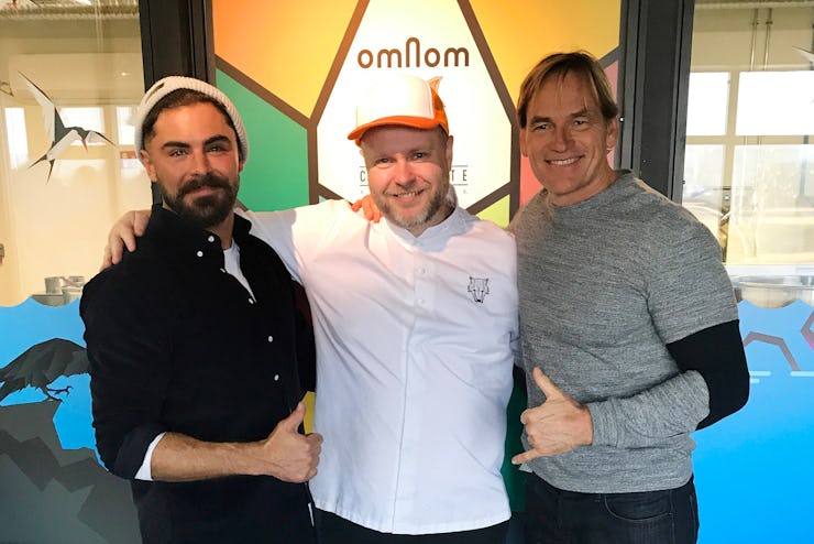 Zac Efron and Darin Olien with Omnom chocolate co-founder Kjartan Gíslason.