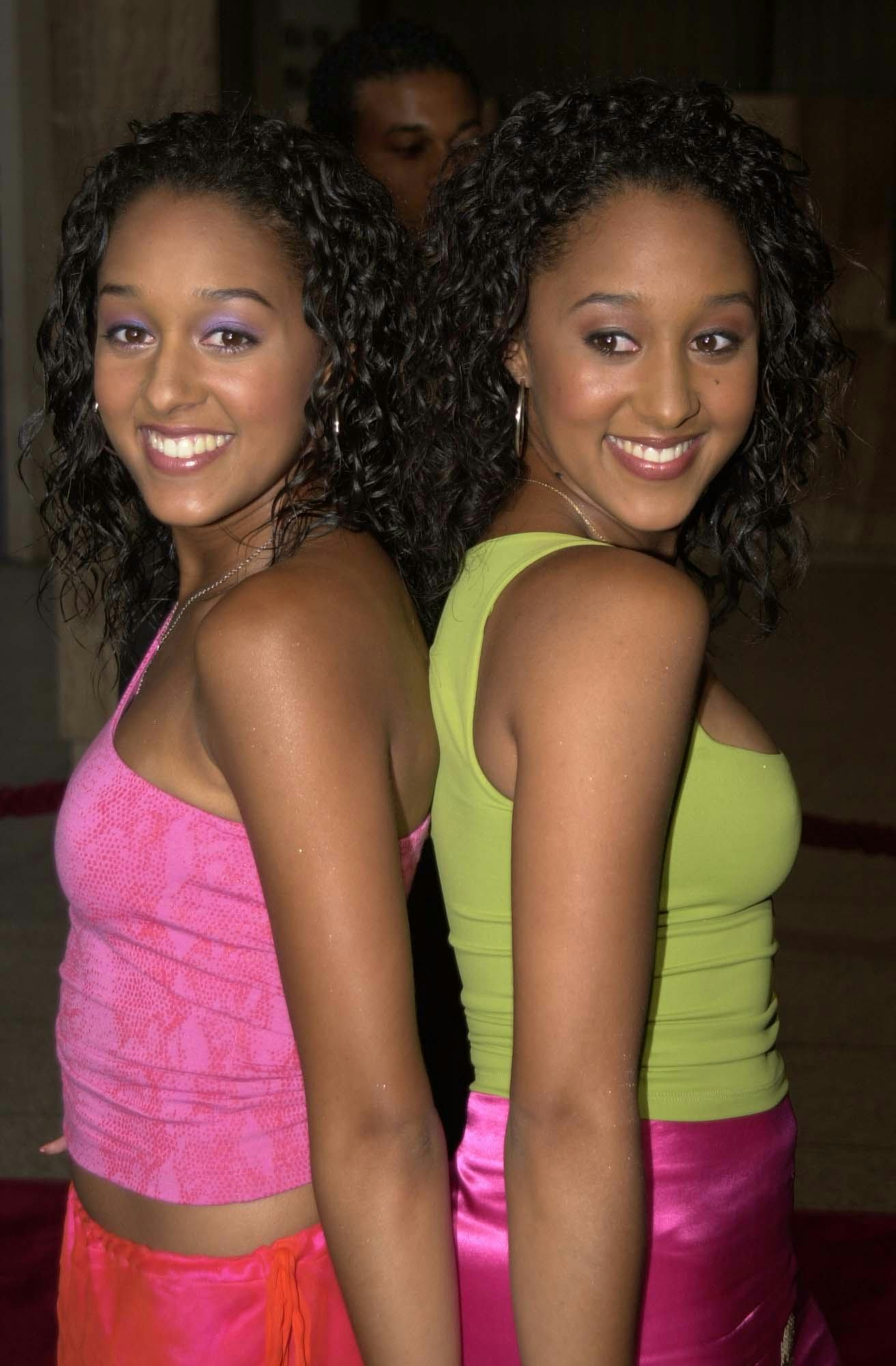 Tia & Tamera Mowry’s outfits captured '90s fashion.