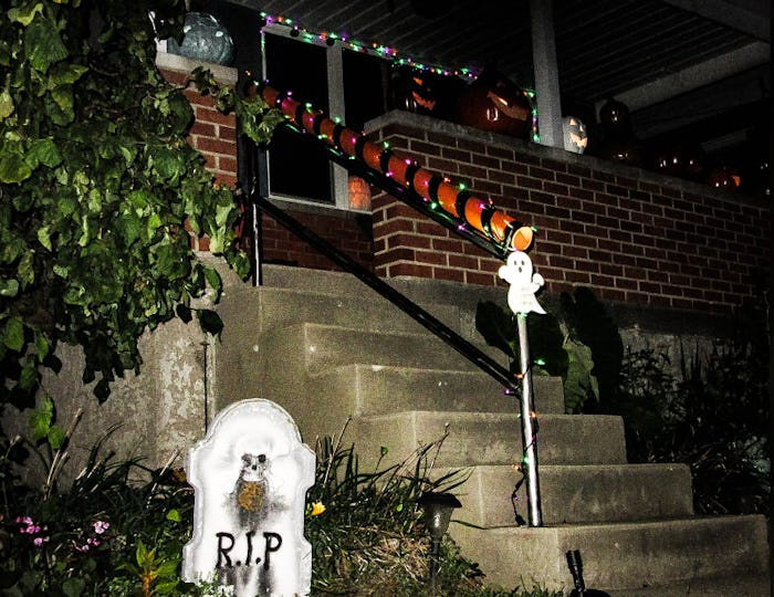 A dad's Halloween candy chute could solve COVID-19 era trick-or-treating concerns.