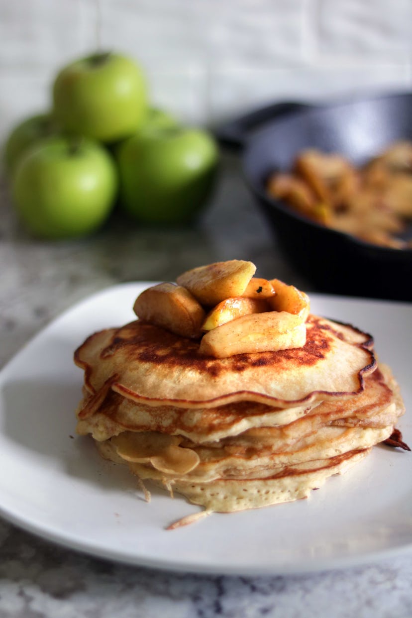 gingerbread pancakes with apples