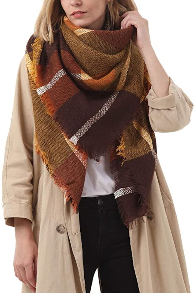 If you're looking for cheap ways to heat a room and stay warm, consider this oversize scarf that dou...