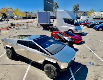 Tesla Cyberquad Roadster And Cybertruck Look Stunning In Rare Public Photo Tesla Cyberquad Roadster And Cybertruck Look Stunning In Rare Public Photo
