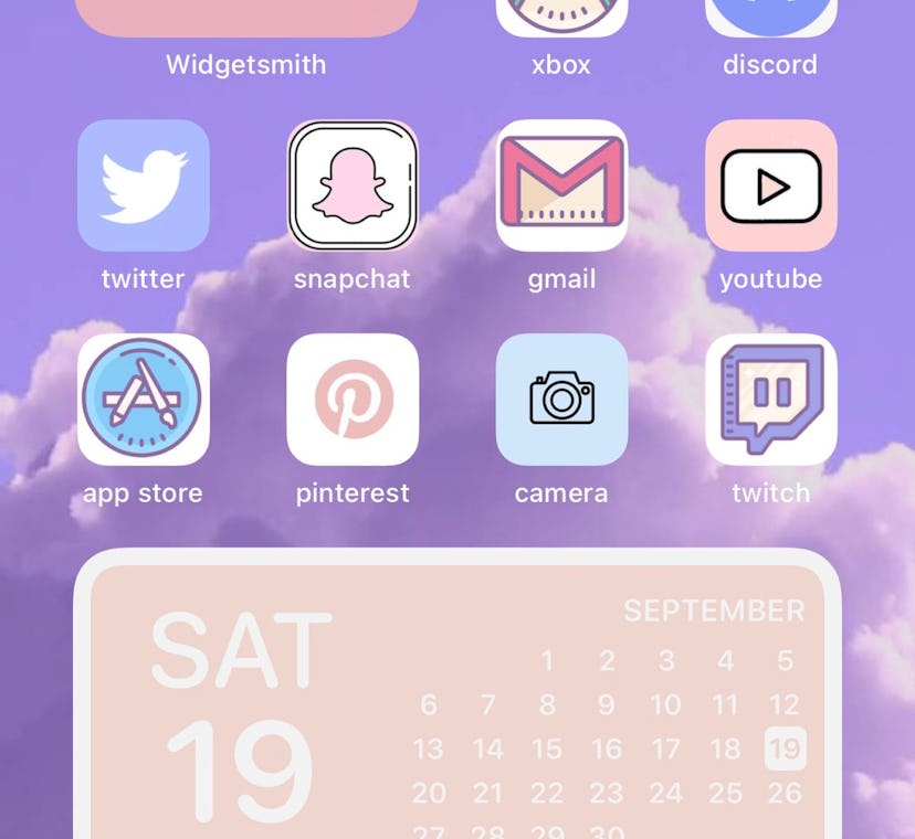 A customized iOS 14 homescreen