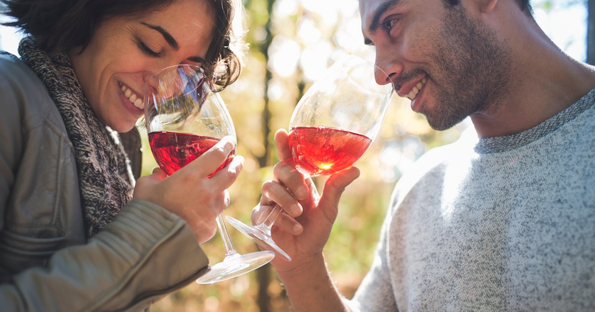 Вкус вина помогает. Пара пьет вино на природе. Парочка пьет вино. Пьют вино на пикнике. Пара с вином.