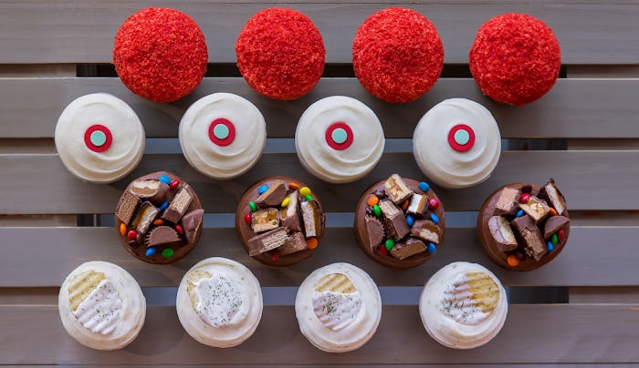 promotional photo for Sprinkles' Pregnant AF cupcakes, four rows of four cupcakes of each flavor