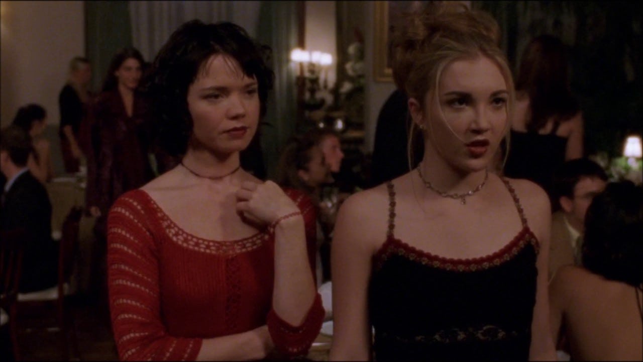19 &lsquo;Gilmore Girls&rsquo; Outfits That Are Peak Early 2000s