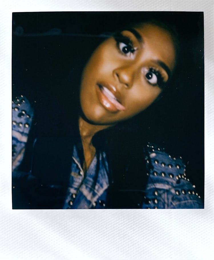 Jazmine Sullivan with a goofy face looking at the camera