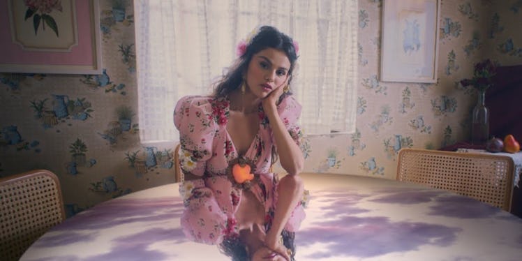 A screenshot from Selena Gomez's "De Una Vez" music video.