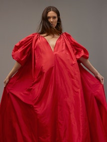 Pregnant Mandy Moore poses in a red Oscar de la Renta dress.
