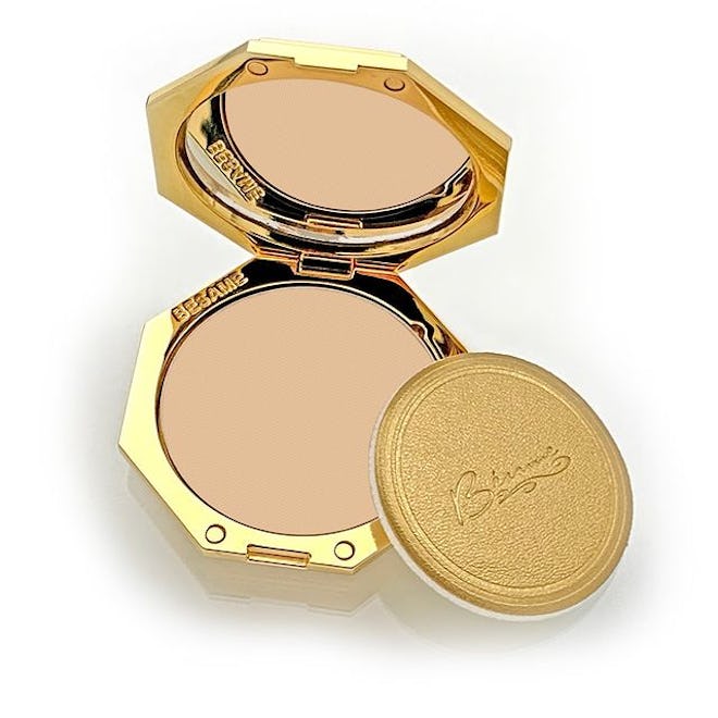 Refillable Pressed Powder Housed In a Vintage-Inspired Compact