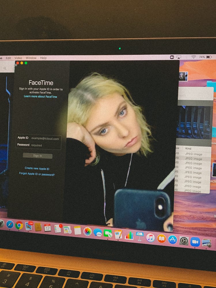 Taylor Momsen with long blonde hair wearing a black T-shirt taking a selfie