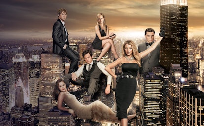 Photo of the original 'Gossip Girl' cast posing alongside the New York City skyline. 
