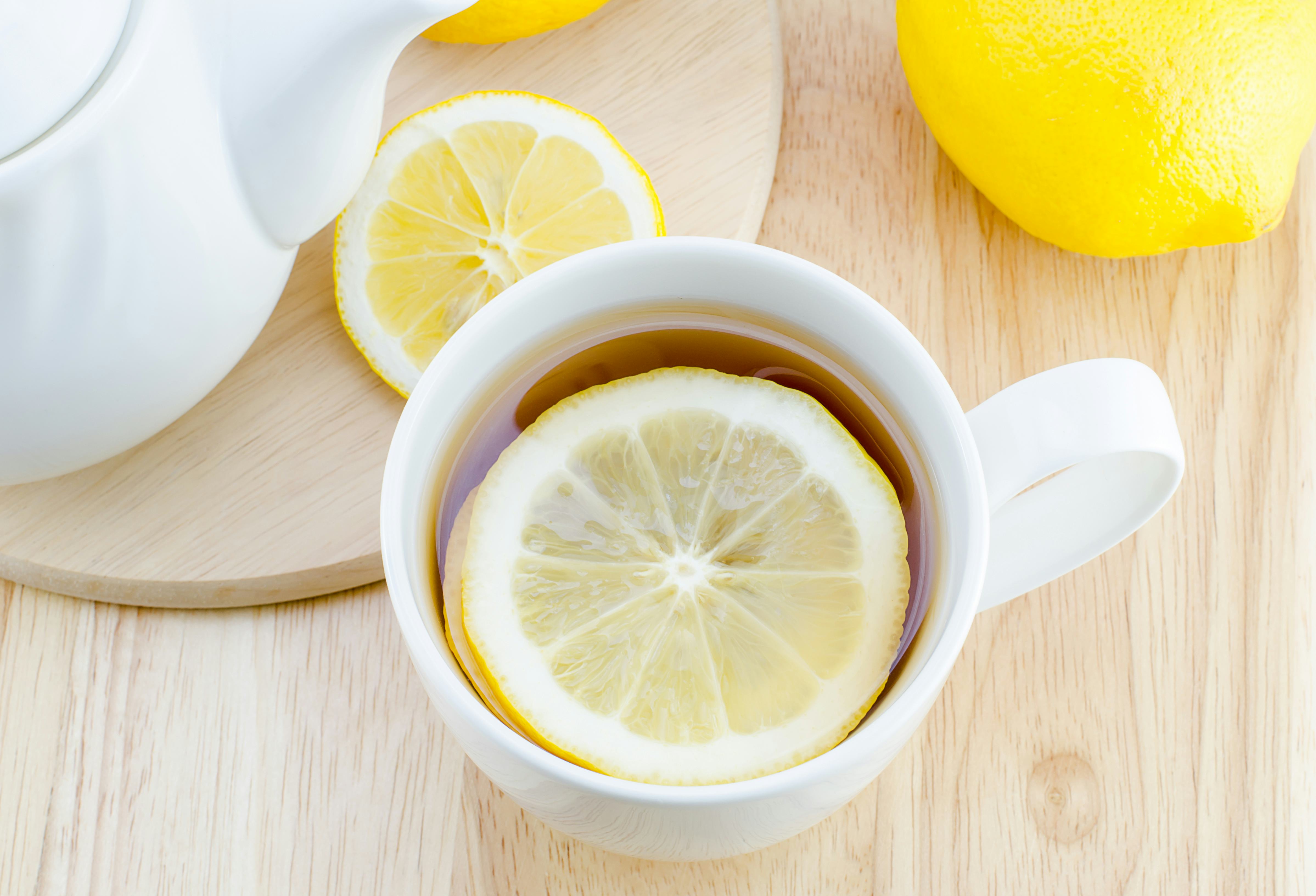 чай с лимоном. кружка чая с лимоном и градусник. лимон и градусник. градусник и чай. лимонный чай с шоколадкой фото.