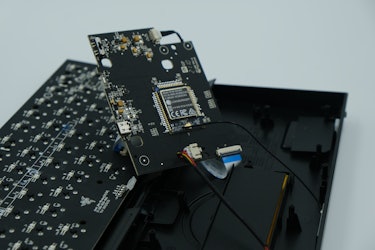 Razer BlackWidow V3 Mini HyperSpeed â€‹â€‹Phantom Edition review: inside and open