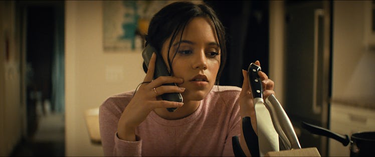 Jenna Ortega recreating an iconic Drew Barrymore moment from the original Scream.