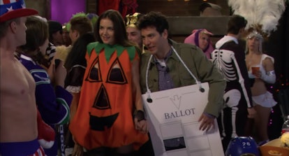 "The Slutty Pumpkin"/Naomi (Katie Holmes) and Ted (Josh Radnor) finally meet at a Halloween party on...