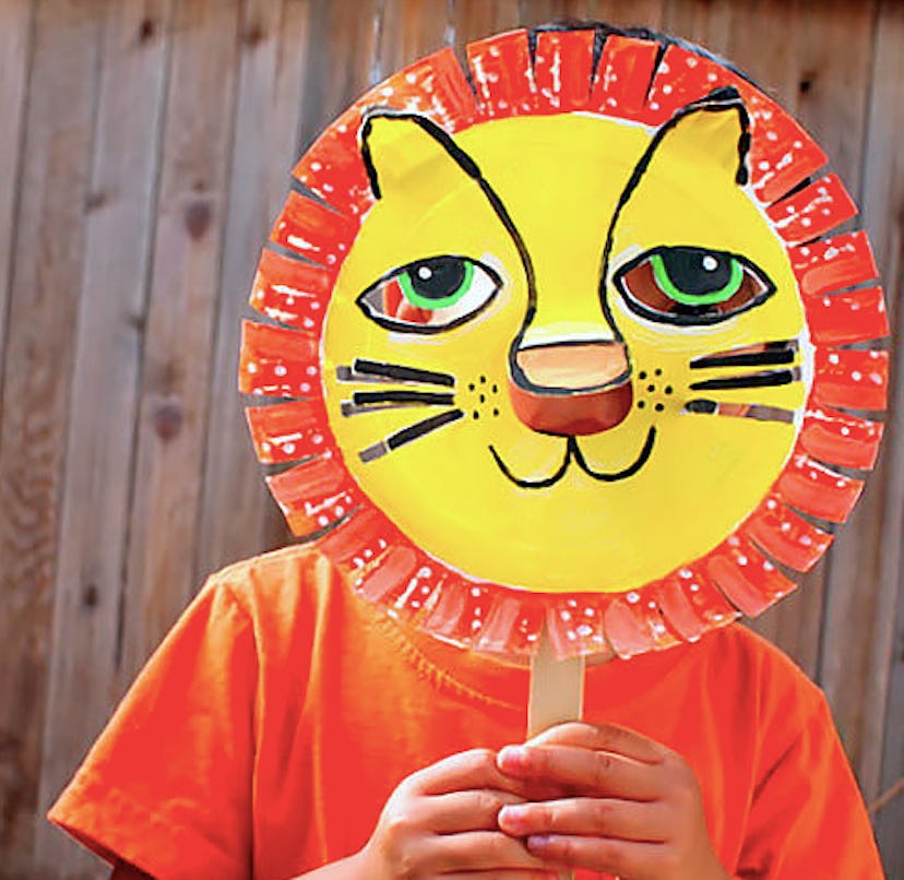 Paper plate lion mask on child
