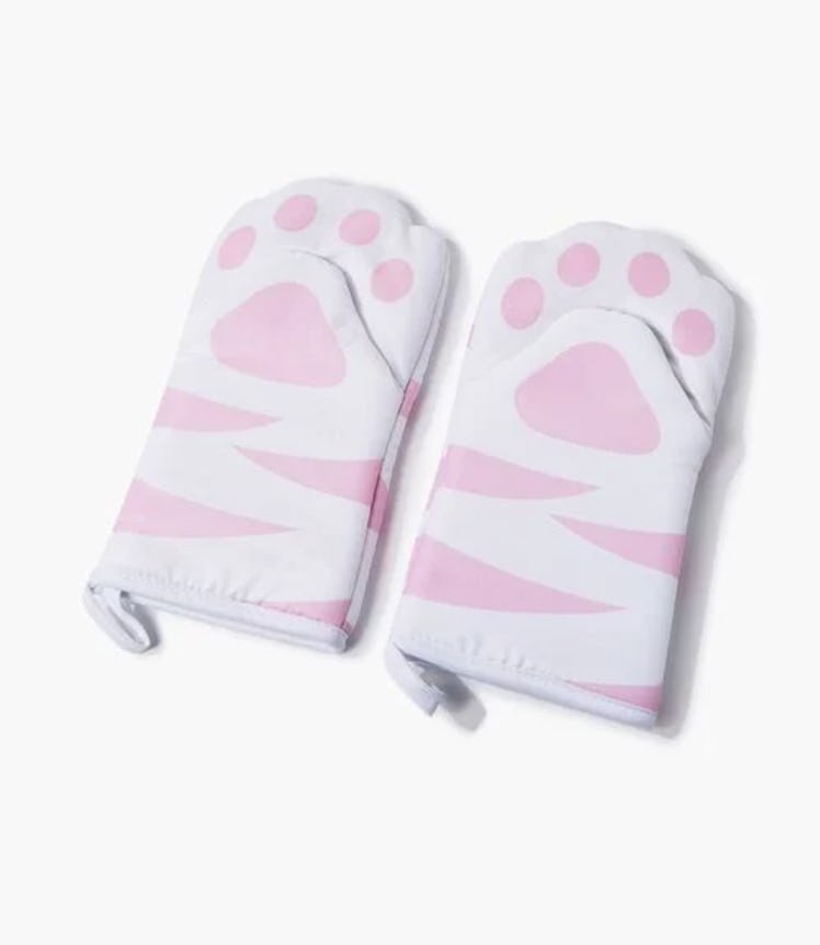 These cat oven mitts are part of Forever21's Home store launch collection.