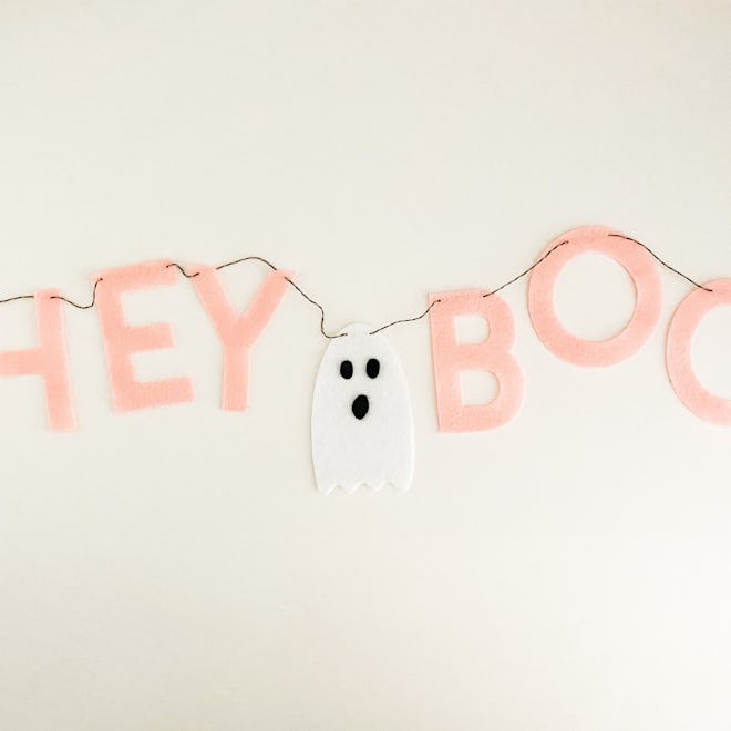 Hey Boo Felt Halloween sign with lettering and ghost