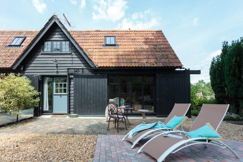 A one-bed barn in Burley, New Forest with two grey lounge chairs