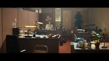 لورنزا ایزو در فیلم زنان بازنده پشت میز نشسته است