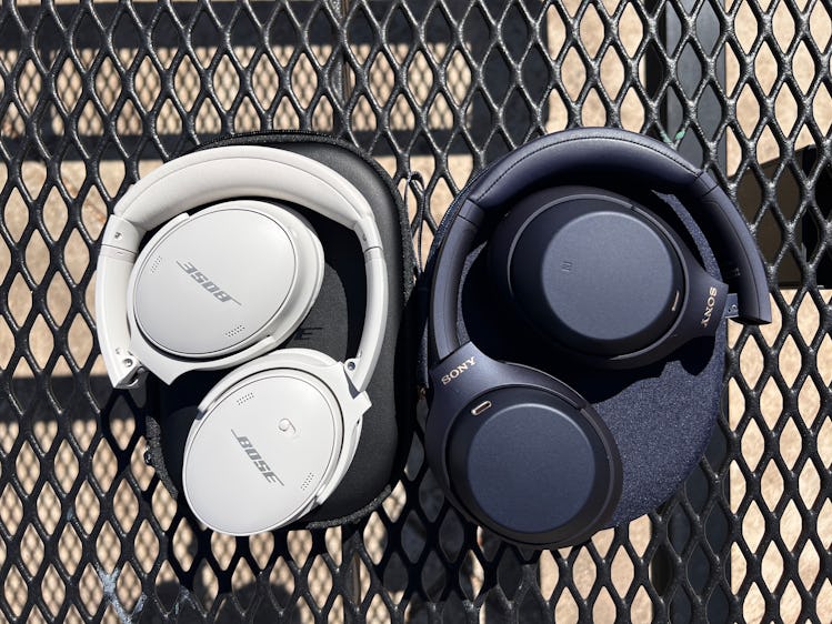 Review: Unlike the Bose 700, the Bose QC 45 fold up. Comparison vs. Sony WH-1000XM4.