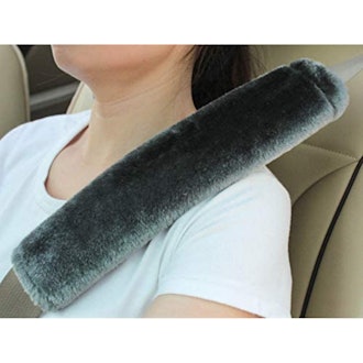 Amooca Faux Sheepskin Seat Belt Shoulder Pads (2-Pack)