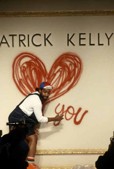 پاتریک کلی با اسپری دیوار را نقاشی می کند