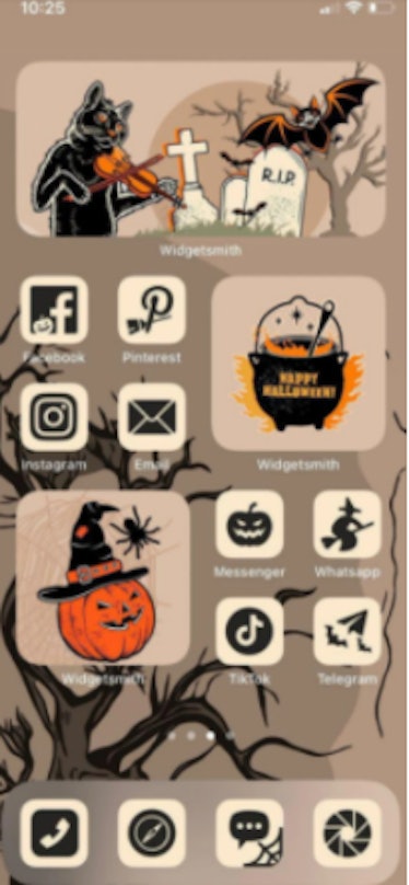These new Halloween iOS Home Screen iPhone ideas include a spooky vintage look.