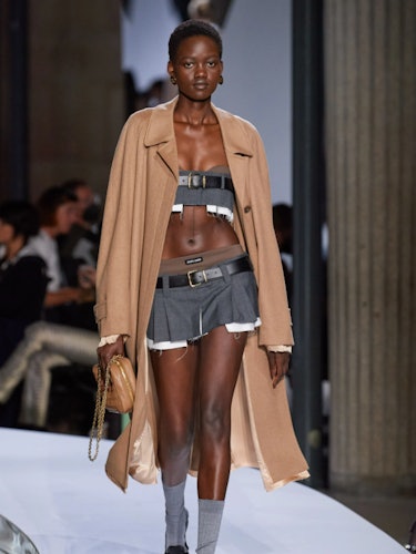 Самая большая тенденция этого сезона – крошечные Мини-юбки. Самая большая тенденция этого сезона – крошечные Мини-юбки.