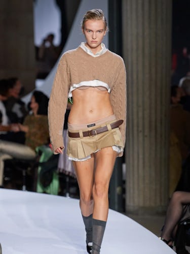 Самая большая тенденция этого сезона – крошечные Мини-юбки. Самая большая тенденция этого сезона – крошечные Мини-юбки.