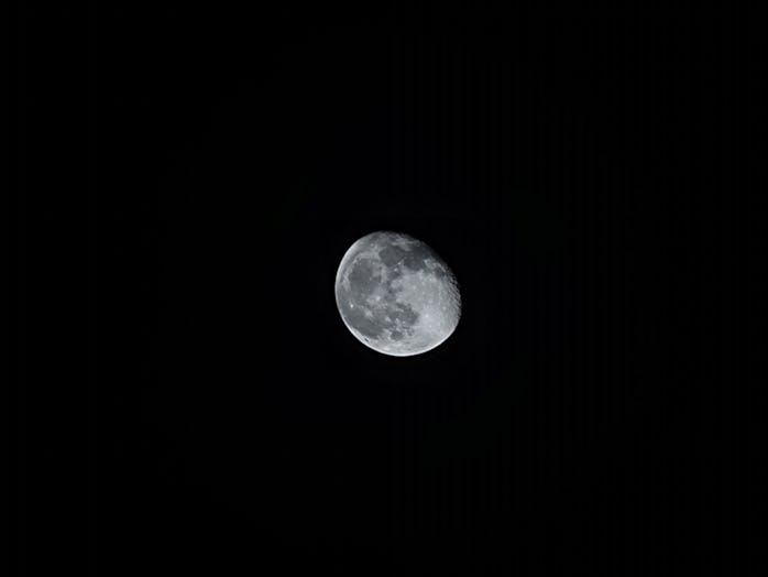 Photo of the Moon taken with Samsung Galaxy S21 Ultra using 100x zoom.