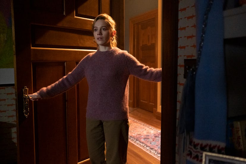 Victoria Pedretti portrays American nanny Dani Clayton in "The Haunting of Bly Manor."