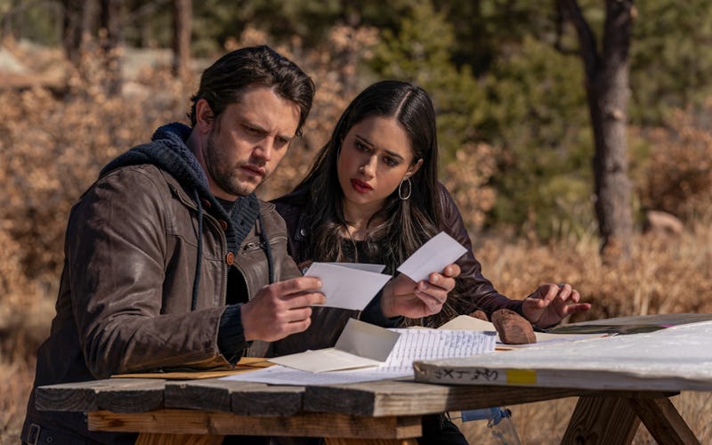 Nathan Dean as Max Evans and Jeanine Mason as Liz Ortecho in 'Roswell, New Mexico.'