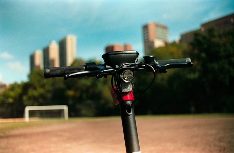 The handlebars of the Gotrax G Pro 3.