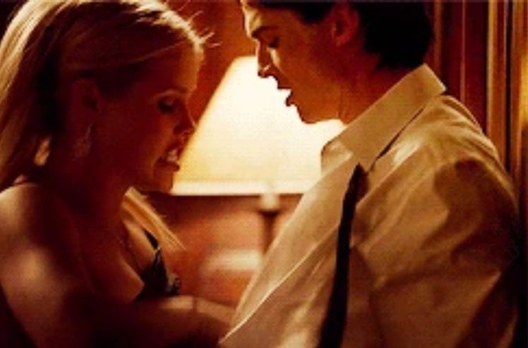 Ular kochada külot va mushukni porlaydilar Yashirin kamerali kokrak tekshiruvi