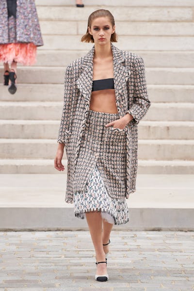 Look 10 from Chanel's Fall/Winter 2021/22 Haute Couture collection.
