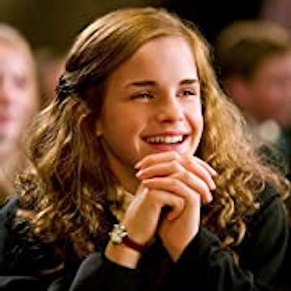 Hermione es un disfraz de Halloween sólido para cabello castaño claro o oscuro.