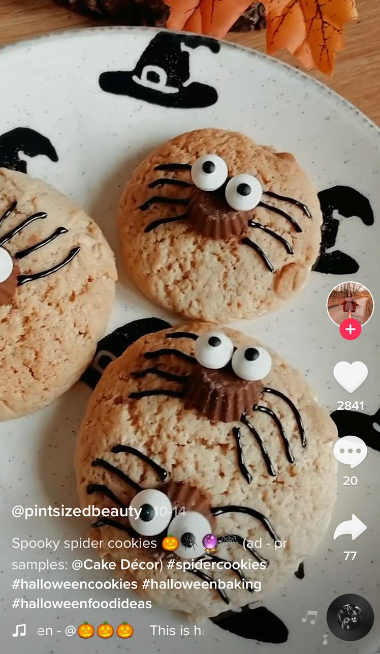 These cute spider treats from TikTok are a great Halloween cookie recipe .