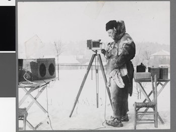 Carl Størmer observing the northern lights.