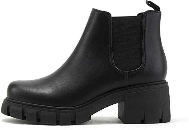 These '90s-inspired Chelsea boots have stylish block heels and lug soles.