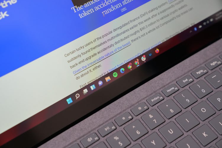 Windows 11 review of the redesigned taskbar