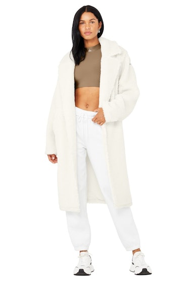 Kendall Jenner Is Cozy in Fuzzy Coat, Bralette & Sweats for Alo Yoga –  Fonjep News